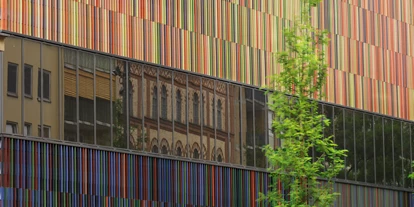 Reis met kinderen - Bruckmühl (Landkreis Rosenheim) - Die Fassade des Museums Brandhorst besteht aus 36.000 Keramikstäben. - Museum Brandhorst