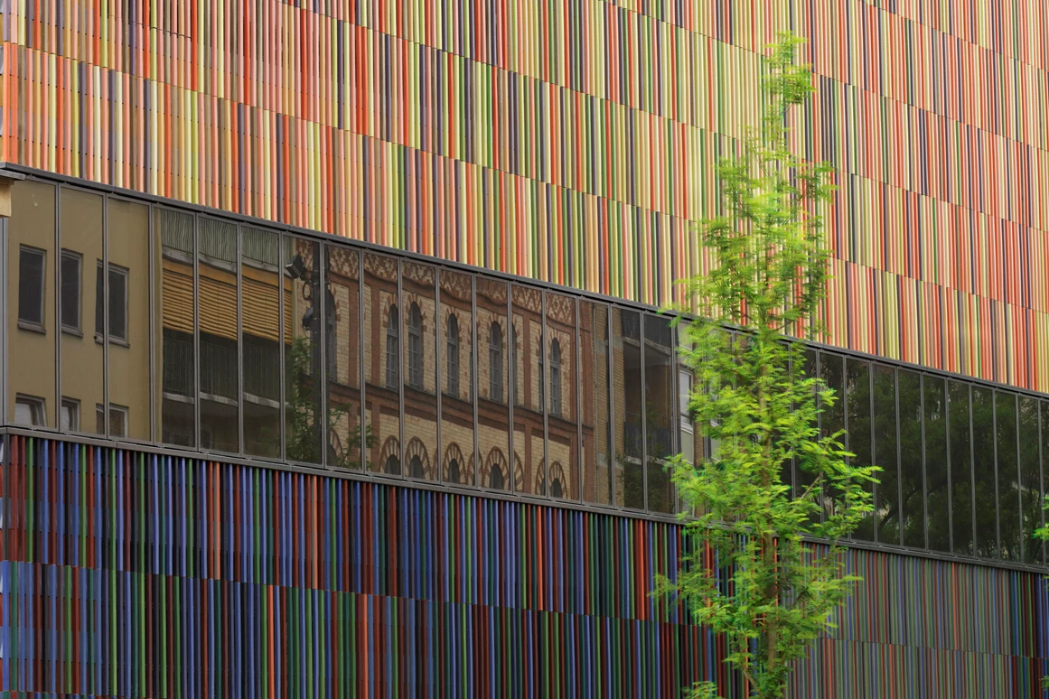 Ausflugsziel: Die Fassade des Museums Brandhorst besteht aus 36.000 Keramikstäben. - Museum Brandhorst