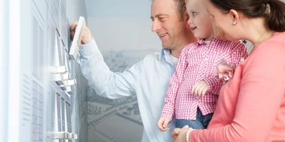 Ausflug mit Kindern - Tannheim (Tannheim) - Medienstationen und Hands-on-Objekte lassen die Geschichte mit eigenen Händen begreifbar werden. - Stadtmuseum Kaufbeuren