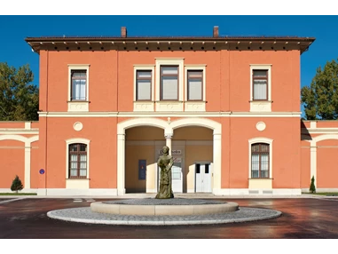 Ausflugsziel: Kaiserin Elisabeth Museum im historischen Bahnhof Possenhofen von 1865 mit Sisi Bronzestatue - Kaiserin Elisabeth Museum