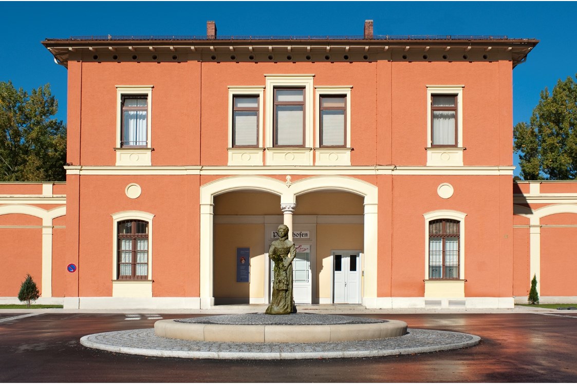 Ausflugsziel: Kaiserin Elisabeth Museum im historischen Bahnhof Possenhofen von 1865 mit Sisi Bronzestatue - Kaiserin Elisabeth Museum