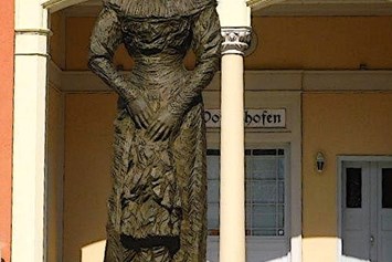 Ausflugsziel: Sisi Bronzestatue vor dem Kaiserin Elisabeth Museum in Possenhofen - Kaiserin Elisabeth Museum