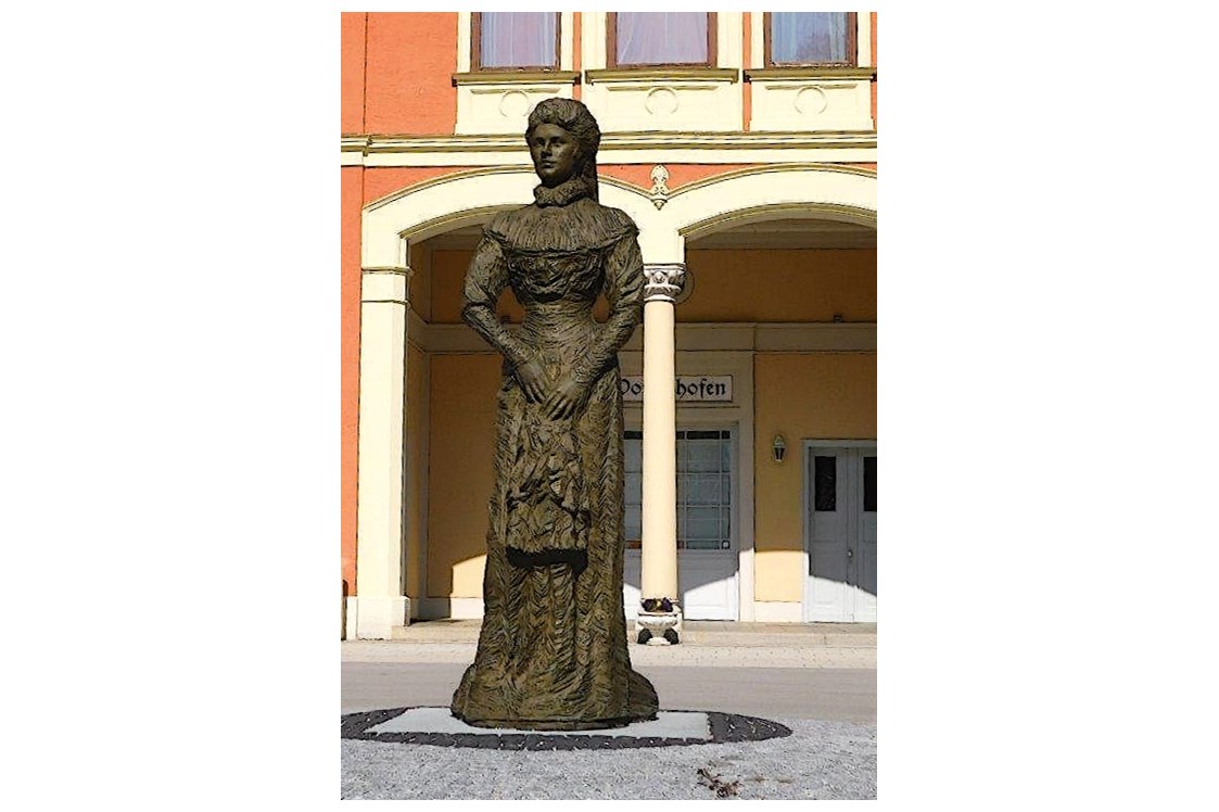 Ausflugsziel: Sisi Bronzestatue vor dem Kaiserin Elisabeth Museum in Possenhofen - Kaiserin Elisabeth Museum