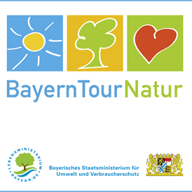 Ausflugsziel: Logo „BayernTourNatur + Bayerisches Staatsministerium für Umwelt und Verbraucherschutz" - BayernTourNatur