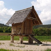 Ausflugsziel - Rekonstruiertes Speicherhaus im keltischen Hof bei Oberhofen - Archäologiepark Altmühltal