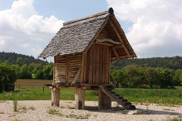 Ausflugsziel: Rekonstruiertes Speicherhaus im keltischen Hof bei Oberhofen - Archäologiepark Altmühltal
