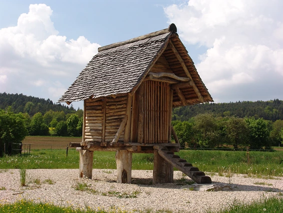 Ausflugsziel: Rekonstruiertes Speicherhaus im keltischen Hof bei Oberhofen - Archäologiepark Altmühltal