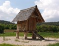 Ausflugsziel: Rekonstruiertes Speicherhaus im keltischen Hof bei Oberhofen - Archäologiepark Altmühltal