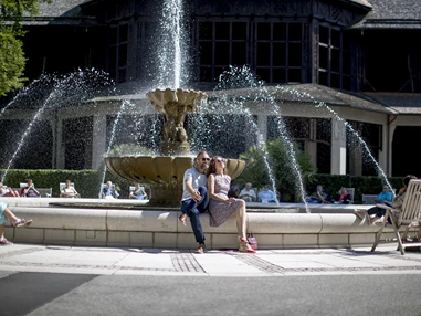 Ausflugsziel: Der Solespringbrunnen vor dem Gradierhaus im Königlichen Kurgarten.  - Königliche Kuranlagen in der Alpenstadt Bad Reichenhall