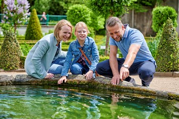Ausflugsziel: Um den Goldfischteich im Leonhard-Fuchs-Garten kommt keine Familie mit kleinen Kindern vorbei - egal zu welcher Jahreszeit - Hohenzollernresidenz Ansbach