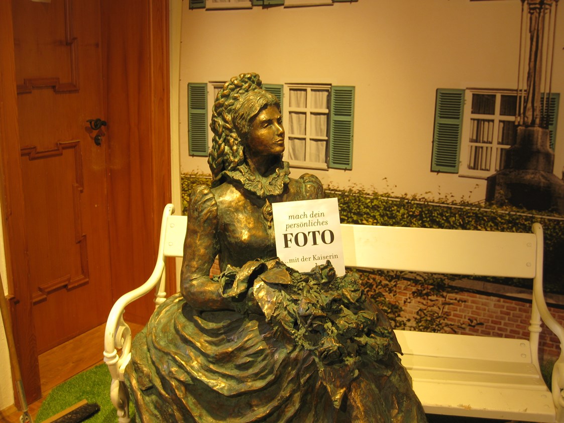 Ausflugsziel: Bronzefigur von Kaiserin Elisabeth. Besucher können sich mit ihr fotografieren lassen.  - Wasserschloss Unterwittelsbach 
