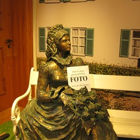 Ausflugsziel: Bronzefigur von Kaiserin Elisabeth. Besucher können sich mit ihr fotografieren lassen.  - Wasserschloss Unterwittelsbach 