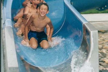 Ausflugsziel: Ein besonderes Erlebnis für die Kinder ist die Wasserrutsche. - Erholungsbad Grieskirchen
