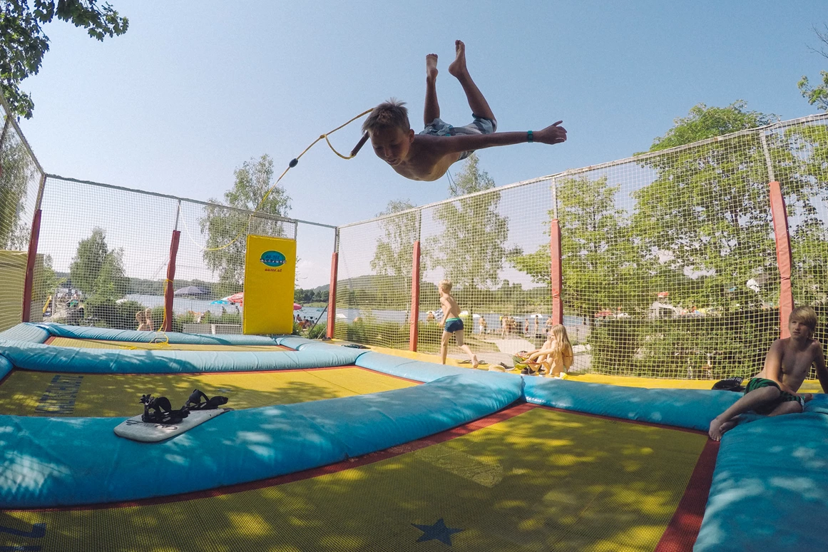 Ausflugsziel: Trampolinanlage - Wakeboard- und Wasserskilift Ausee Cable