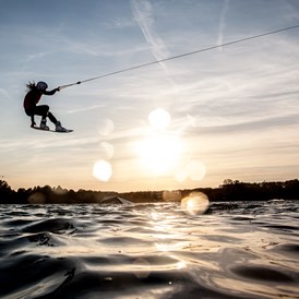 Ausflugsziel: YOUR DAILY DOSE OF WATERSPORTS - Wakeboard- und Wasserskilift Ausee Cable