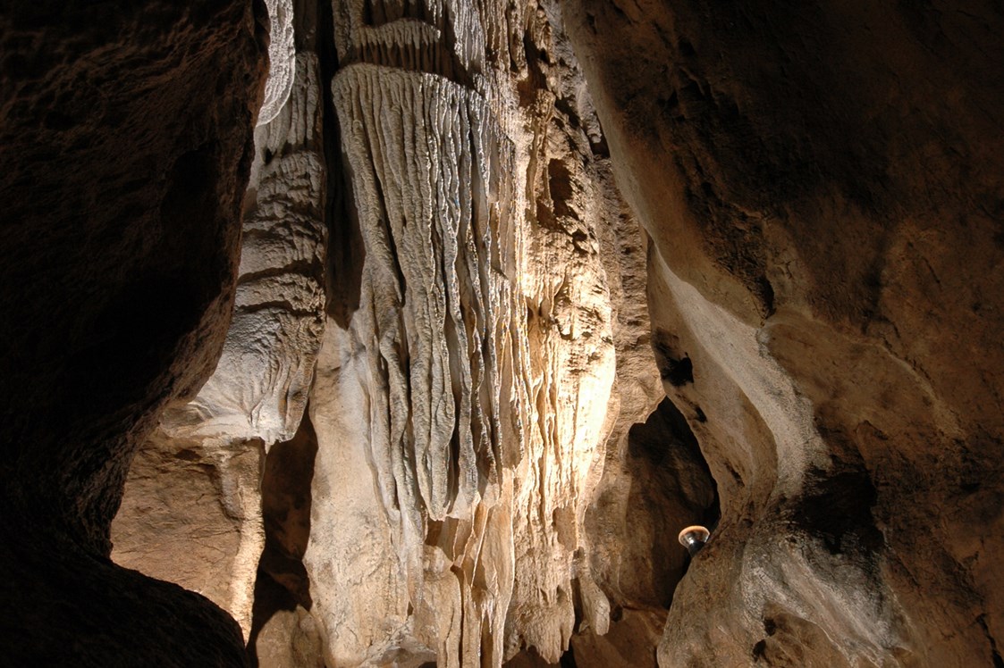 Ausflugsziel:    Tropfsteinsäule und Niagarafall - Hermannshöhle