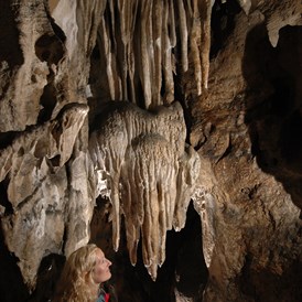 Ausflugsziel: Spitzenvorhang - Hermannshöhle