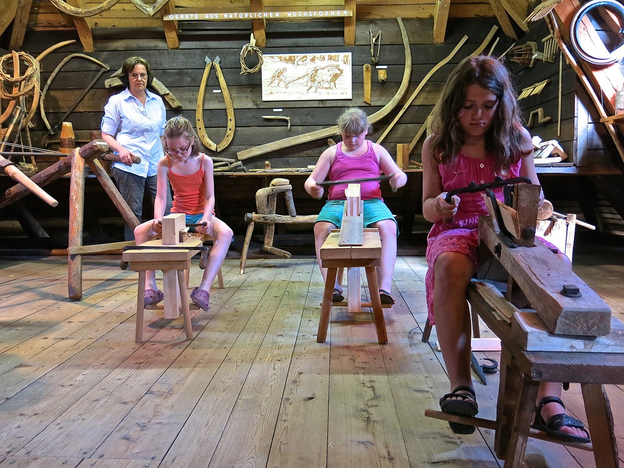 Waldbauernmuseum Gutenstein Highlights beim Ausflugsziel Holzschindeln machen