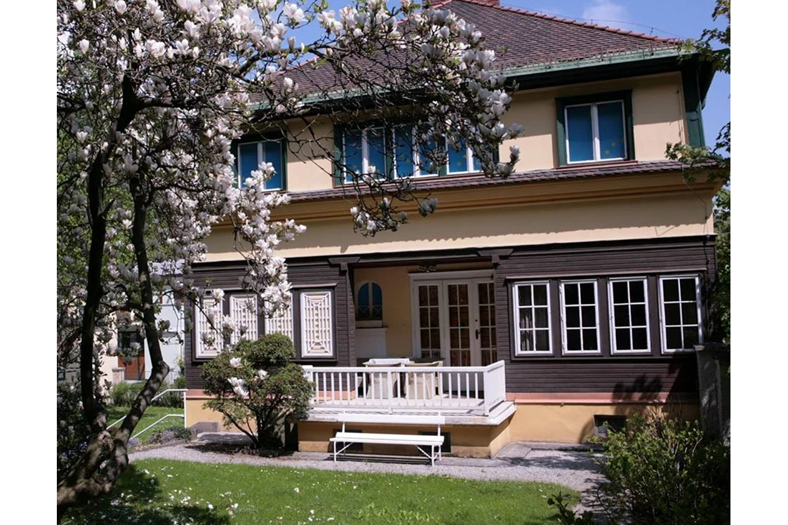 Ausflugsziel: Eingang der Rennervilla im Frühling - Renner Museum für Zeitgeschichte