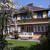 Ausflugsziel - Eingang der Rennervilla im Frühling - Renner Museum für Zeitgeschichte