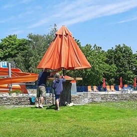 Ausflugsziel: Viele Schirme stehen gratis zu Verfügung  - Erlebnis-Freibad Eggenburg 