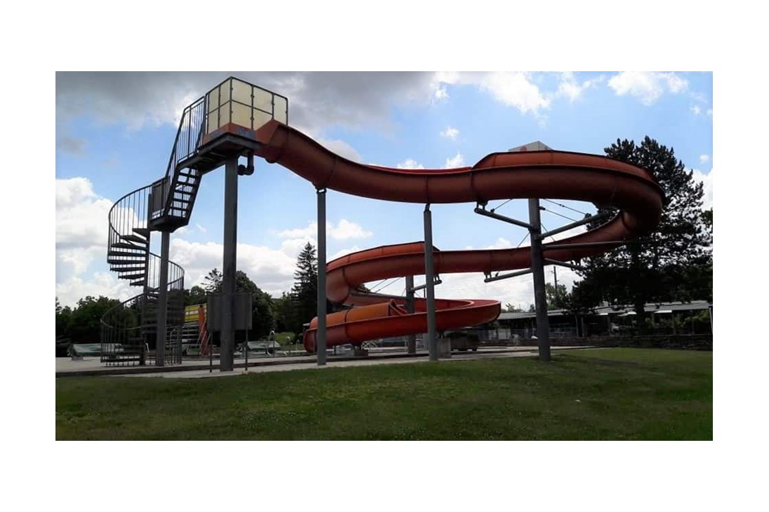 Ausflugsziel: Die unendliche Wasserrutsche ist mit 48 Metern ein echtes Highlight  - Erlebnis-Freibad Eggenburg 