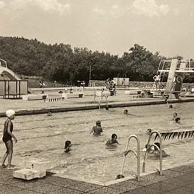 Ausflugsziel: Das war das Freibad im Jahre 1968. Seit dem wurde es 2 mal renoviert und modernisiert  - Erlebnis-Freibad Eggenburg 