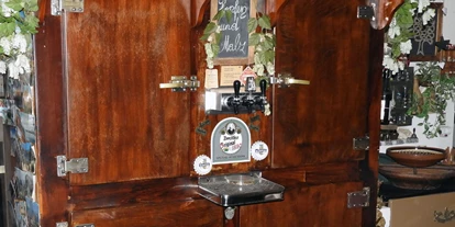Reis met kinderen - Rosenau Schloss - alter Wirtshausschankschrank von 1898 - Schätze der Vergangenheit
