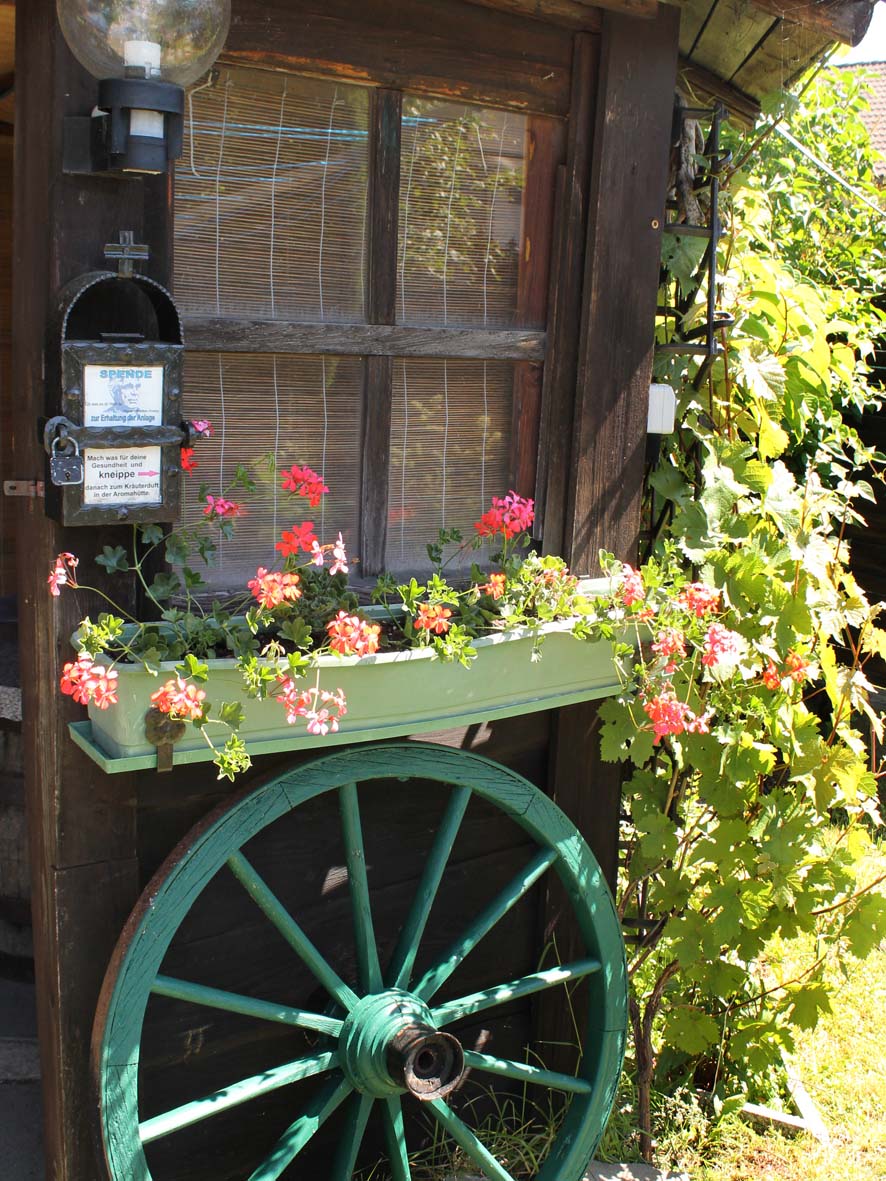 Ausflugsziel: Nach benützen der Kneipanlage in die Kräuterdufthütte  - Schätze der Vergangenheit
