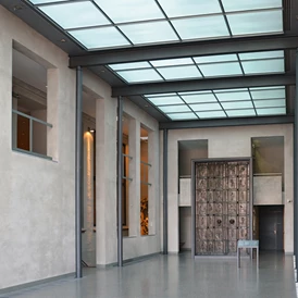 Ausflugsziel: Die Glashalle des Museums mit dem ottonischen Bronzeportal des Augsburger Doms. - Diözesanmuseum St. Afra