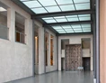 Ausflugsziel: Die Glashalle des Museums mit dem ottonischen Bronzeportal des Augsburger Doms. - Diözesanmuseum St. Afra