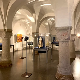 Ausflugsziel: Der Kapitelsaal während der Sonderausstellung "en face" im Sommer 2020. - Diözesanmuseum St. Afra