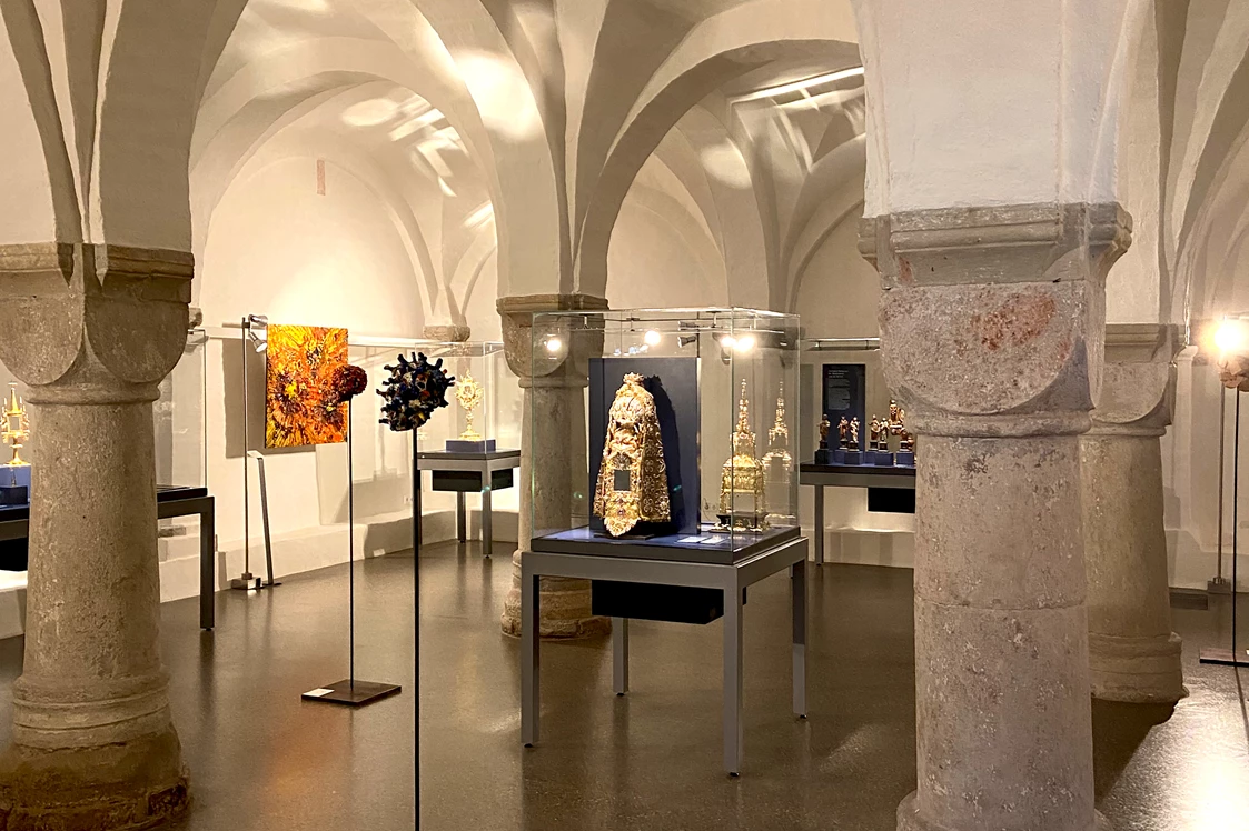 Ausflugsziel: Der Kapitelsaal während der Sonderausstellung "en face" im Sommer 2020. - Diözesanmuseum St. Afra