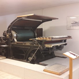 Ausflugsziel: Druckmaschine für Lithographie. - Fossilien- und Steindruck-Museum