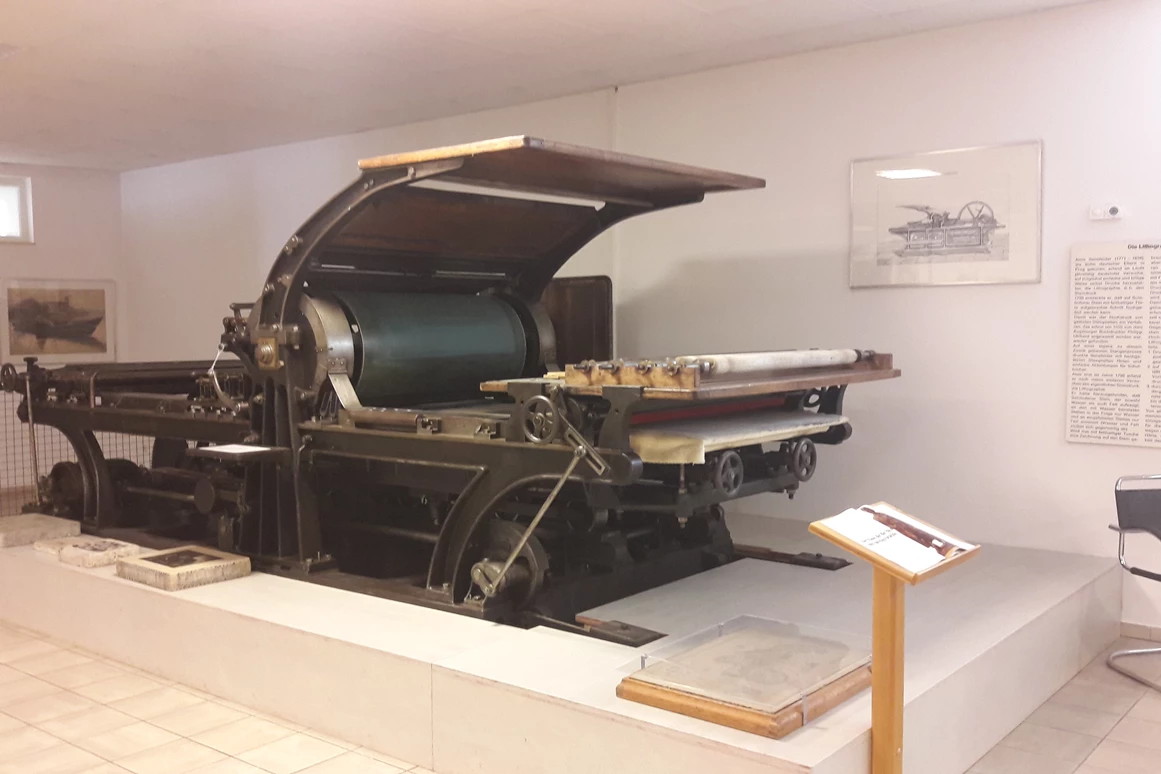 Ausflugsziel: Druckmaschine für Lithographie. - Fossilien- und Steindruck-Museum