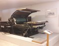 Ausflugsziel: Druckmaschine für Lithographie. - Fossilien- und Steindruck-Museum