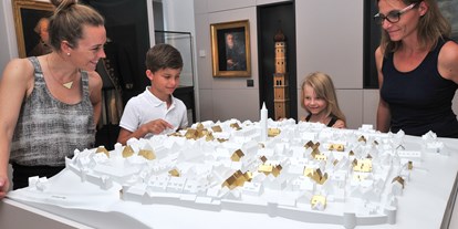 Ausflug mit Kindern - Alter der Kinder: 6 bis 10 Jahre - Inchenhofen - Besucher am Stadtmodell  - Museum im Wittelsbacher Schloss Friedberg