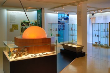 Ausflugsziel: Blick ins Glasmuseum Waldkraiburg, Glasmacherwerkzeug. Hintergrund historische Glasobjekte - Glasmuseum Waldkraiburg