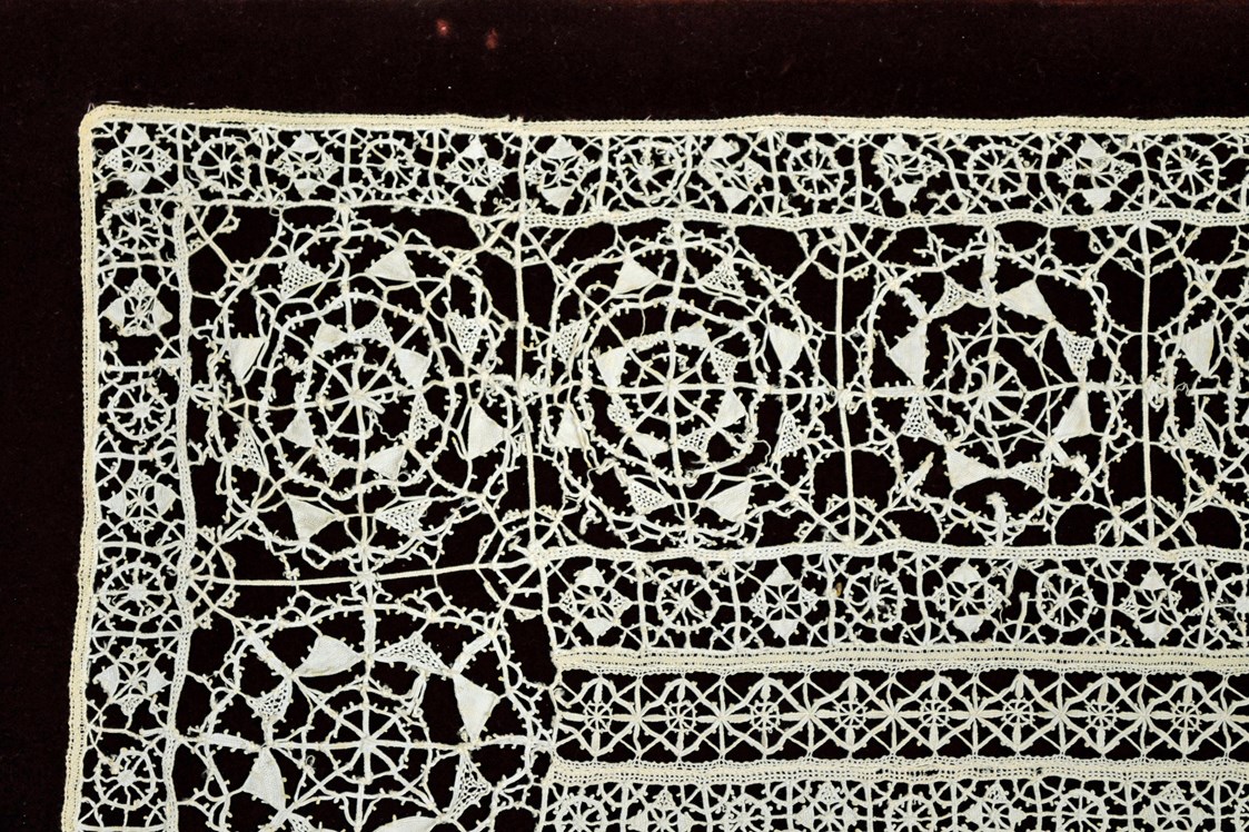 Ausflugsziel: Nadelspitze für einen Spitzenkragen, um 1620. Solche Kleidungsstücke trugen hochadelige Frauen als Schmuck. - Textilmuseum – Sandtnerstiftung im Jesuitenkolleg