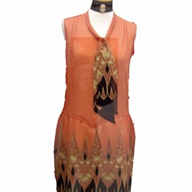 Ausflugsziel: Charleston-Kleid, um 1920. Solche kurzen Kleider waren die ideale Bekleidung für den damaligen Modetanz des Charleston. - Textilmuseum – Sandtnerstiftung im Jesuitenkolleg