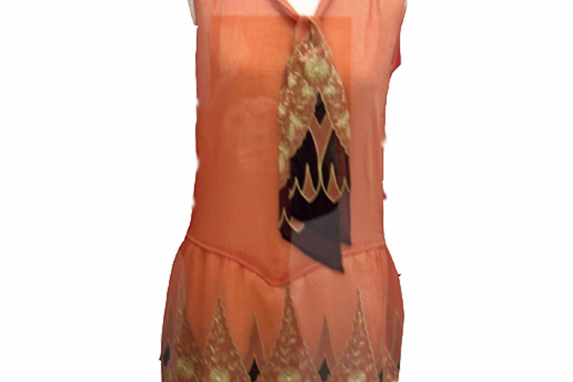 Ausflugsziel: Charleston-Kleid, um 1920. Solche kurzen Kleider waren die ideale Bekleidung für den damaligen Modetanz des Charleston. - Textilmuseum – Sandtnerstiftung im Jesuitenkolleg