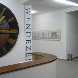 Ausflugsziel: Eingangsbereich mit Motto "Wendezeit" - Kulturbahnhof Ottensoos, Forum für Nachhaltige Entwicklung und Kunstmuseum Renate Kirchhof-Stahlmann
