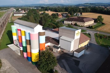 Ausflugsziel: Kunst am Getreidesilo der Rosenfellner Mühle von Künstler Florian Naehrer - Rosenfellner Mühle
