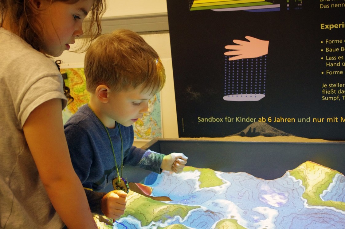 Ausflugsziel: Augmented Reality Sandbox aus der Ausstellung "Schatzkammer Erde" - Kindermuseum Nürnberg