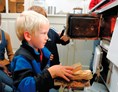 Ausflugsziel: Ofen anfeuern in der historischen Ausstellung "Alltag der Urgroßeltern" - Kindermuseum Nürnberg