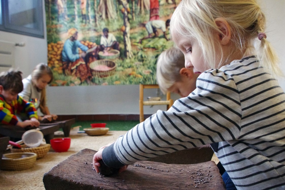 Ausflugsziel: Kakao auf echten Reibsteinen reiben (Sonderausstellung "Kakao & Schokolade") - Kindermuseum Nürnberg