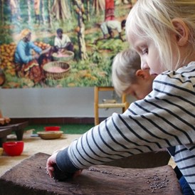Ausflugsziel: Kakao auf echten Reibsteinen reiben (Sonderausstellung "Kakao & Schokolade") - Kindermuseum Nürnberg