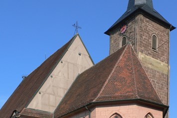 Ausflugsziel: Die Spitalkirche Zum Heiligen Geist beherbergt das Museum Kirche in Franken - Museum Kirche in Franken im Fränkischen Freilandmuseum