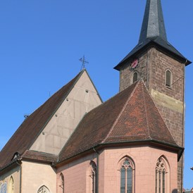 Ausflugsziel: Die Spitalkirche Zum Heiligen Geist beherbergt das Museum Kirche in Franken - Museum Kirche in Franken im Fränkischen Freilandmuseum