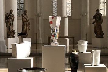 Ausflugsziel: Einblick in die Ausstellung "Glücksscherben" 2022 - Heiliggeistkirche